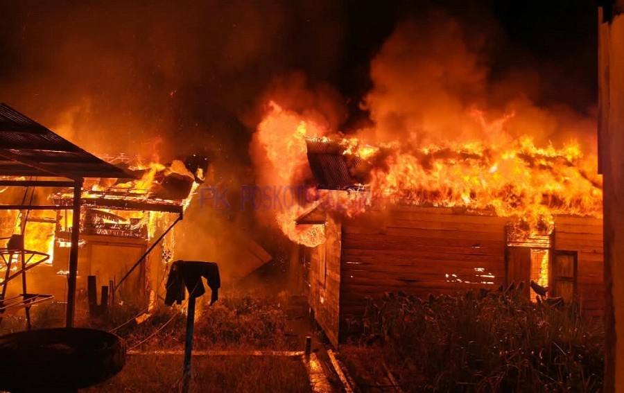Api Lahap Dua Rumah di Jalan Pesut Tenggarong