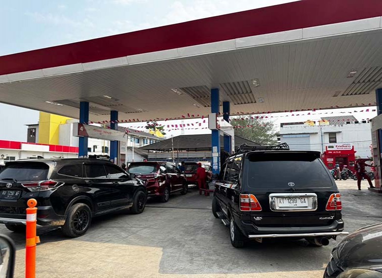 Antrian Panjang Kendaraan di SPBU : Pemerintah Berau dan Pertamina Sepakat Batasi Pengisian Roda Empat Maksimal 25 Liter